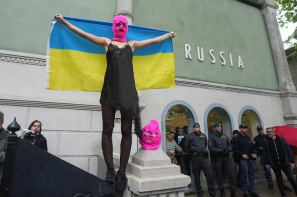 Pussy Riot провели антивоенную акцию у российского павильона на Венецианской биеннале в поддержку Украины